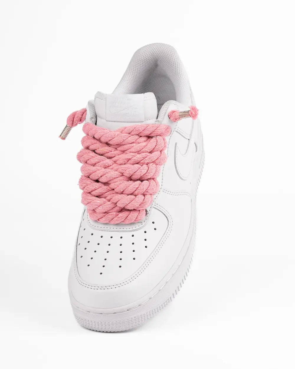 Nike Air Force 1 bianca personalizzata con lacci in corda rosa pastello