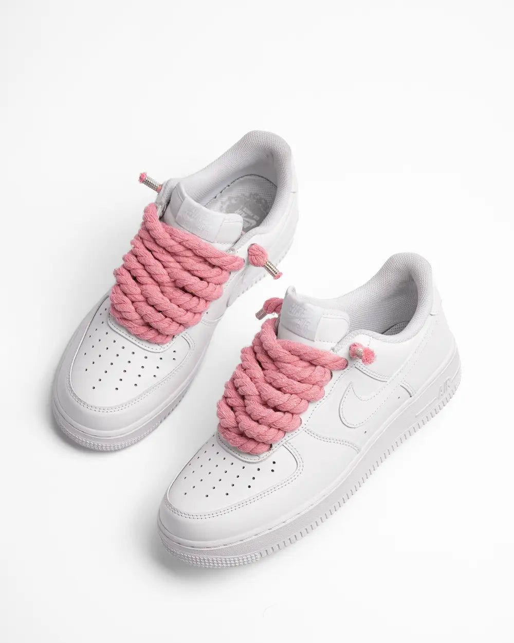 Nike Air Force 1 bianca personalizzata con lacci in corda rosa pastello