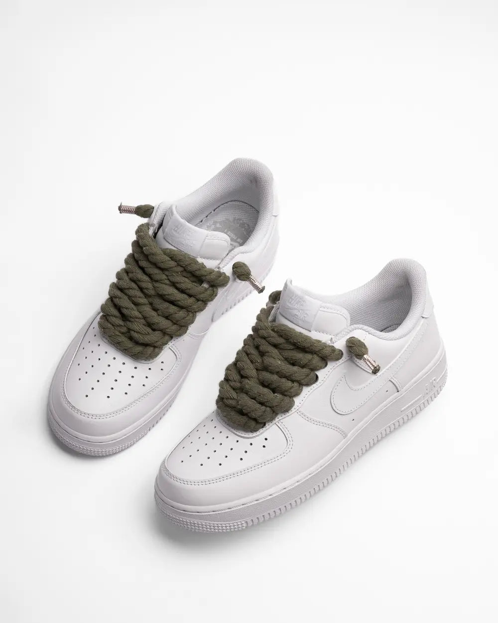 Nike Air Force 1 bianca personalizzata con lacci in corda verde scuro