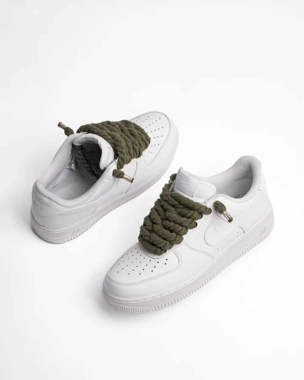 Nike Air Force 1 bianca personalizzata con lacci in corda verde scuro