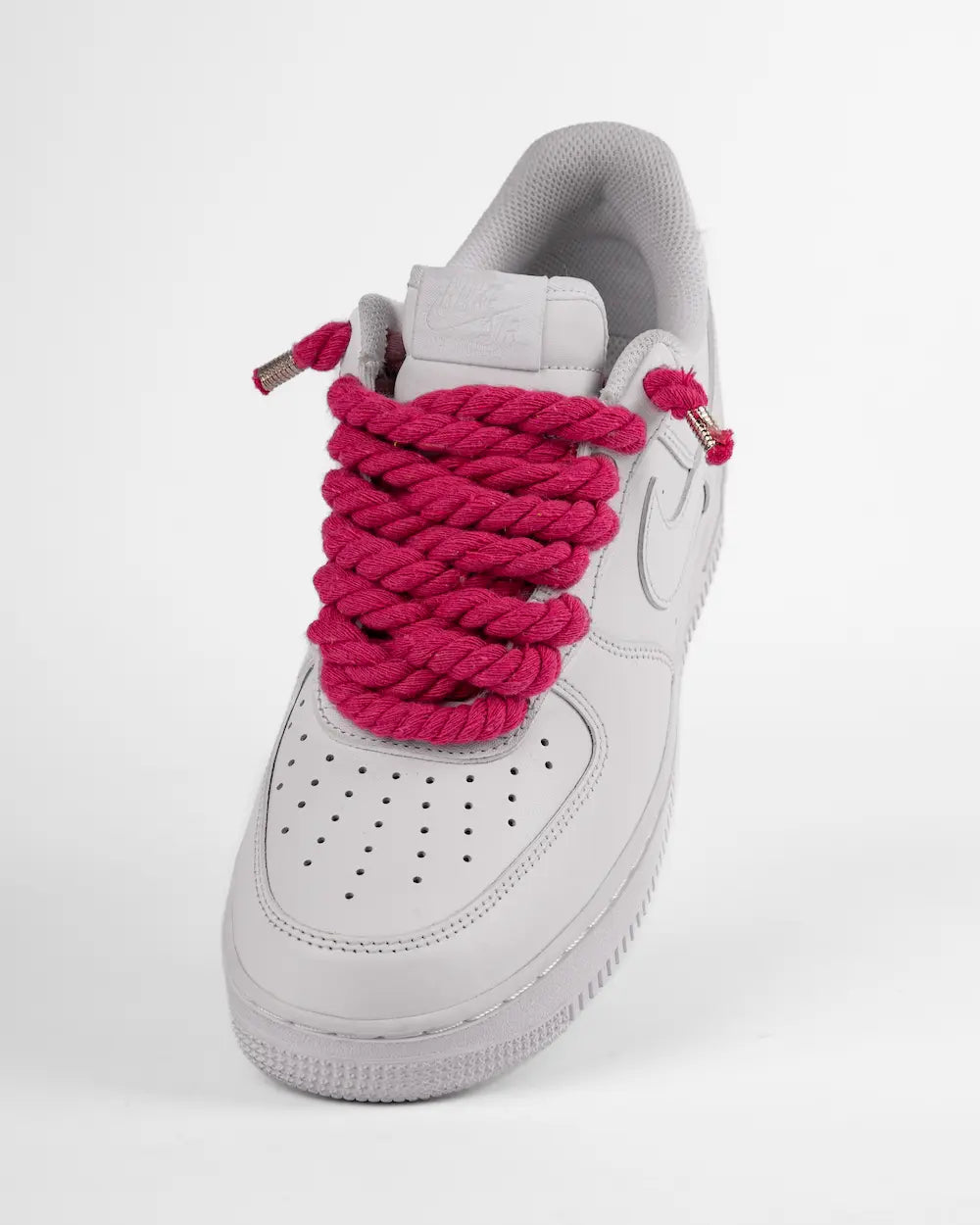 Nike Air Force 1 bianca personalizzata da SEDDYS con lacci in corda fucsia