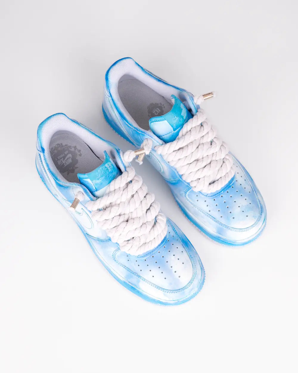 Nike Air Force 1 personalizzata con tintura effetto azzurro sfumato nuvola e lacci in corda bianchi
