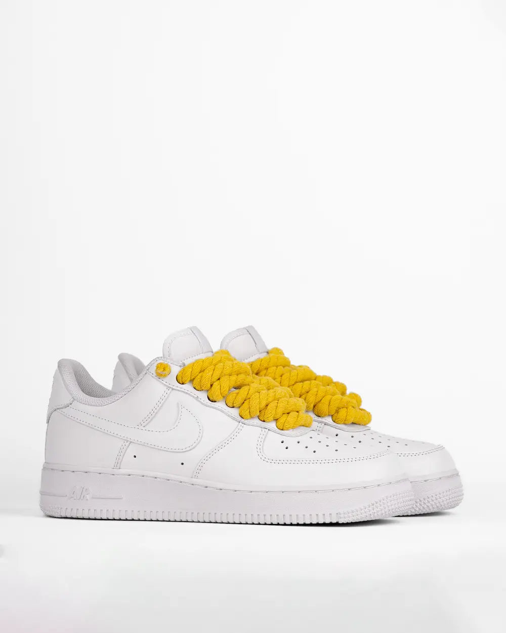Nike Air Force 1 bianca personalizzata con lacci in corda gialli