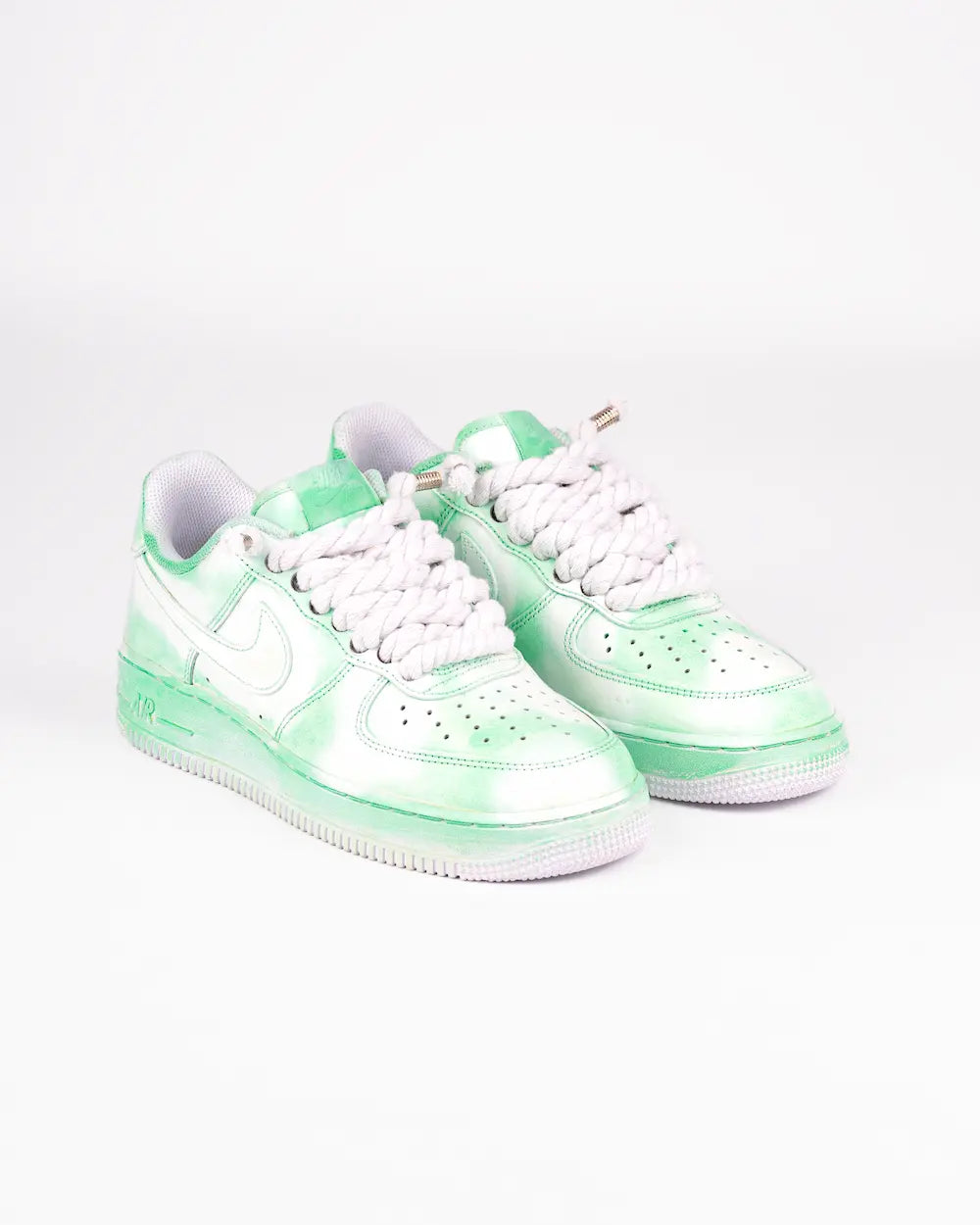 Nike Air Force 1 personalizzata con tintura effetto verde sfumato leggero e lacci in corda bianchi