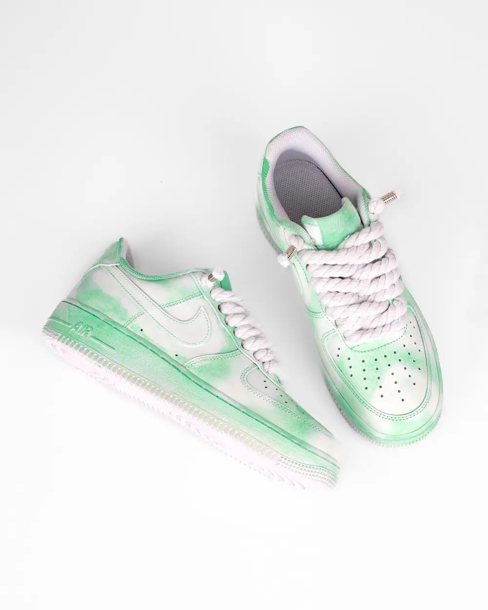 Nike Air Force 1 personalizzata con tintura effetto verde sfumato leggero e lacci in corda bianchi
