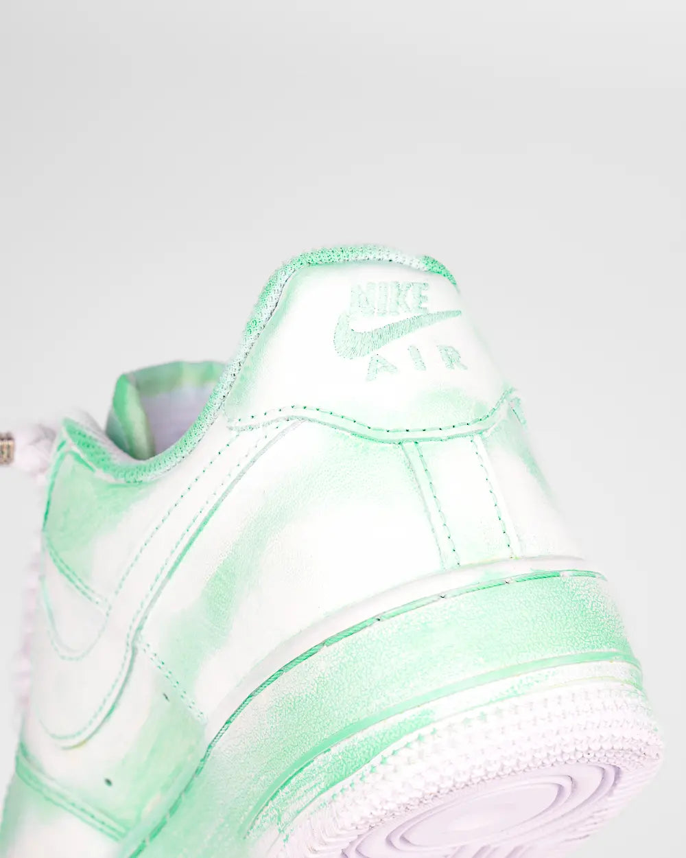 Nike Air Force 1 personalizzata con tintura effetto verde sfumato leggero e lacci in corda bianchi, dettaglio tacco