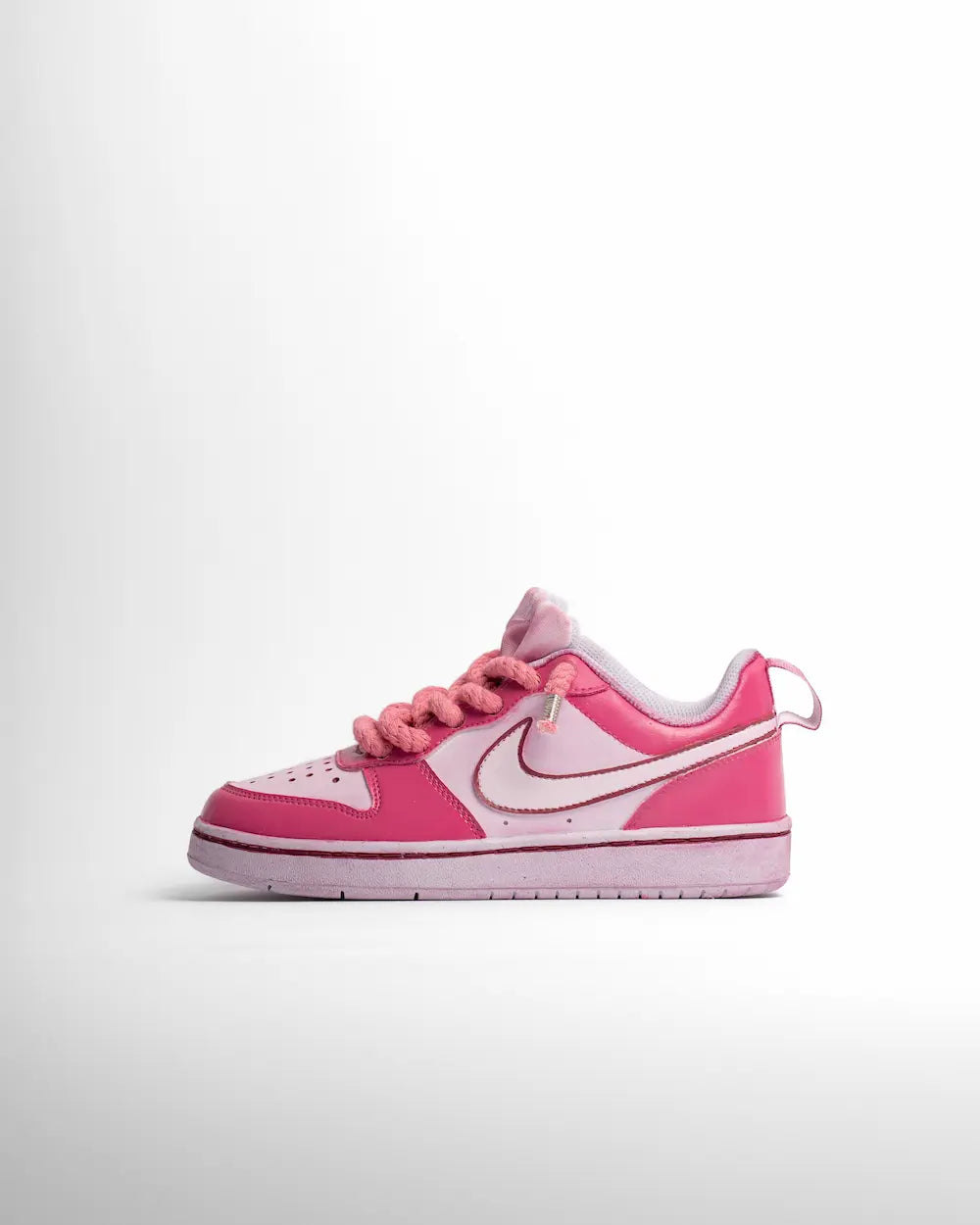 Nike Court Borough personalizzata con tintura in due tonalità di rosa e lacci in corda rosa pastello