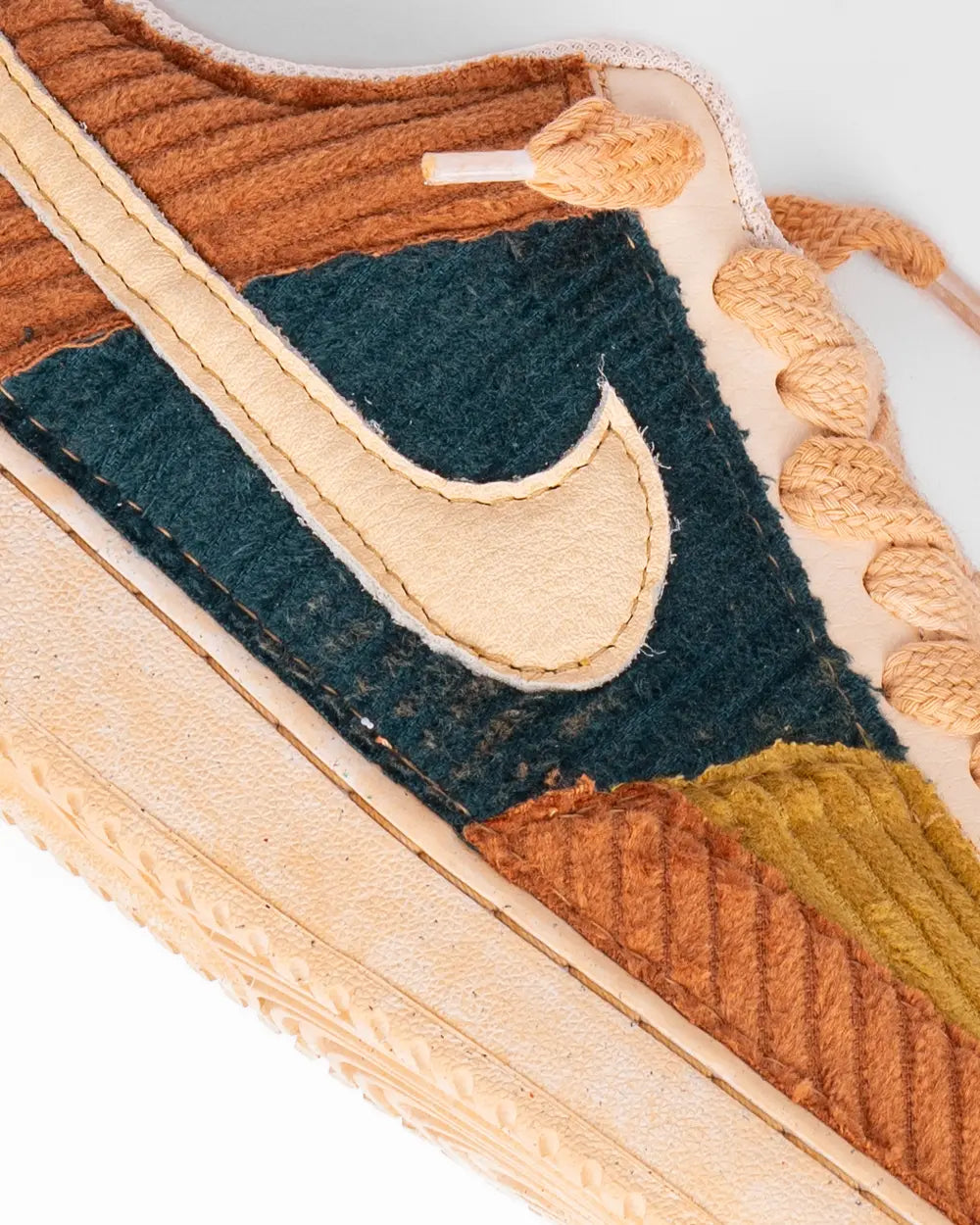 Nike Court Vision Personalizzata Tessuto Corduroy Velluto e Tintura Effetto Vintage, dettaglio