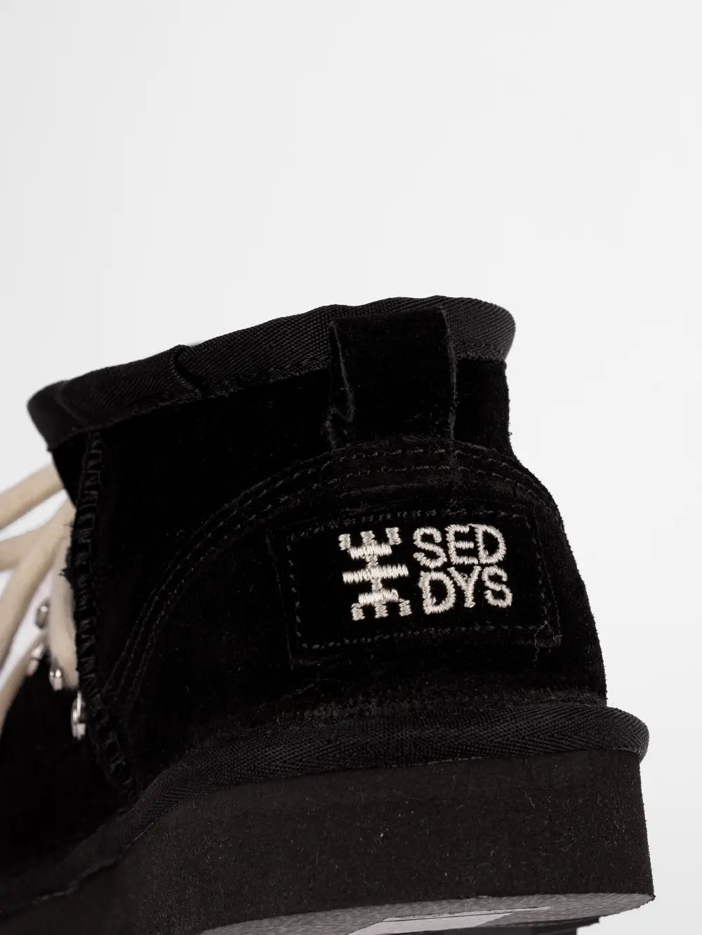 Stivaletto basso nero, imbottito, con lacci tubolari in diversi colori, logo SEDDYS cucito sul tallone
