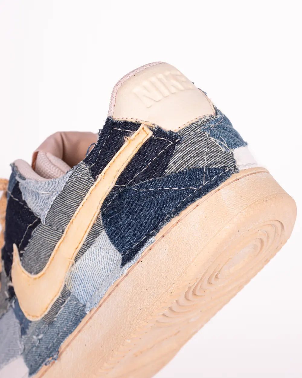 Nike Court Vision personalizzata con ritagli di tessuto Denim effetto Patchwork e tintura vintage, dettaglio tacco