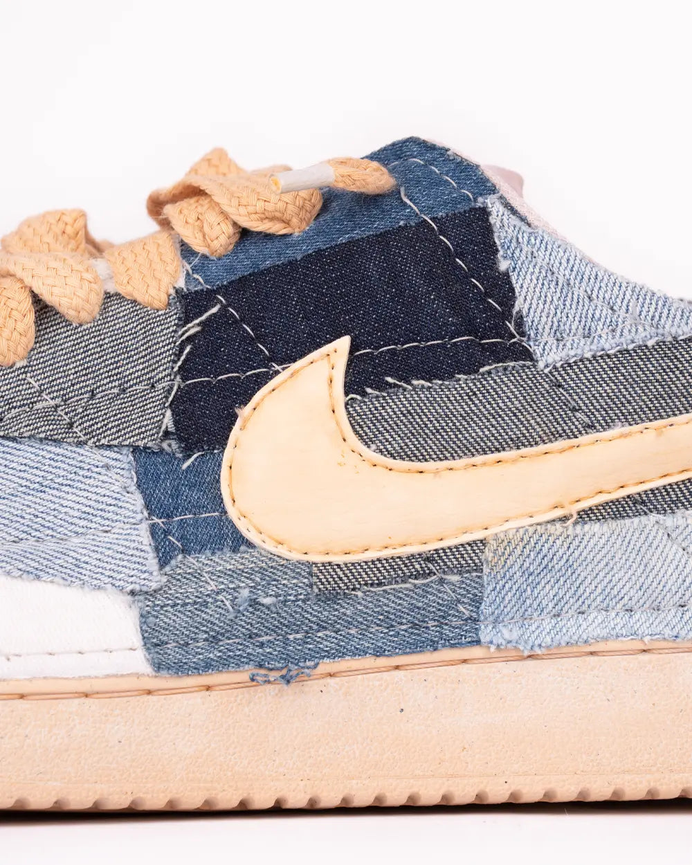 Nike Court Vision personalizzata con ritagli di tessuto Denim effetto Patchwork e tintura vintage, dettaglio Swoosh